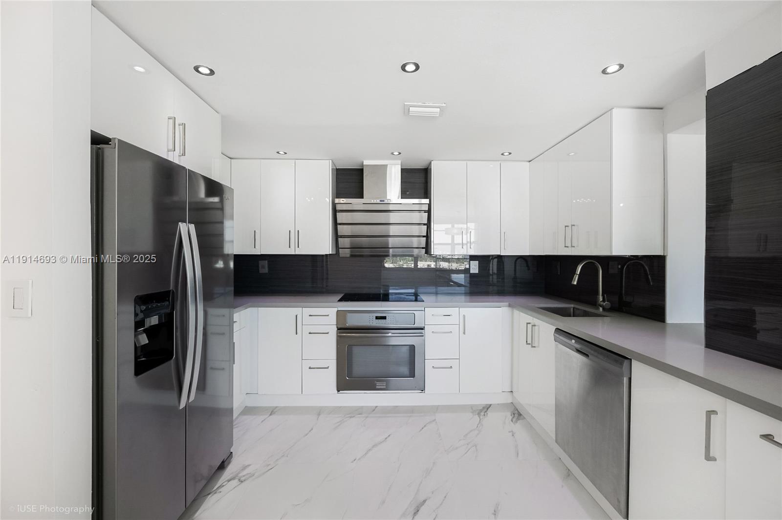 2016 Bay Dr #904 Miami Beach, FL 33141