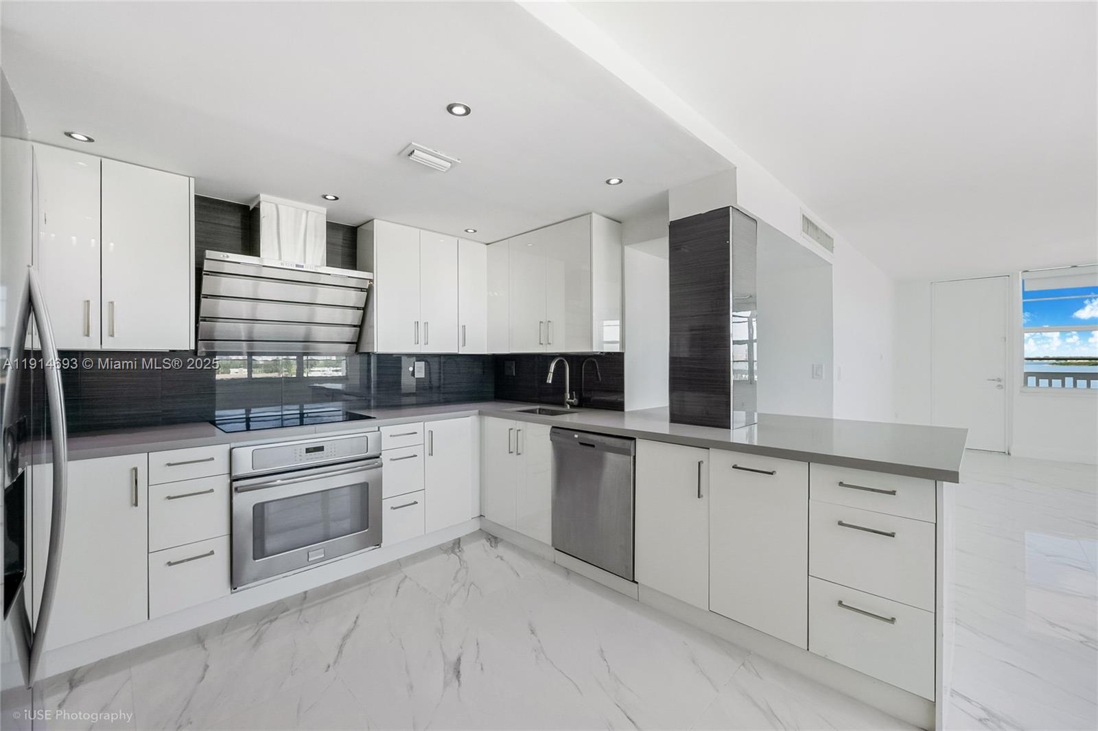 2016 Bay Dr #904 Miami Beach, FL 33141