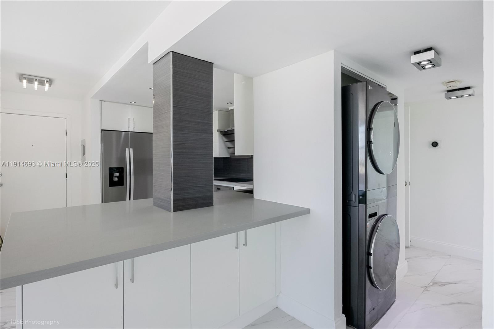 2016 Bay Dr #904 Miami Beach, FL 33141