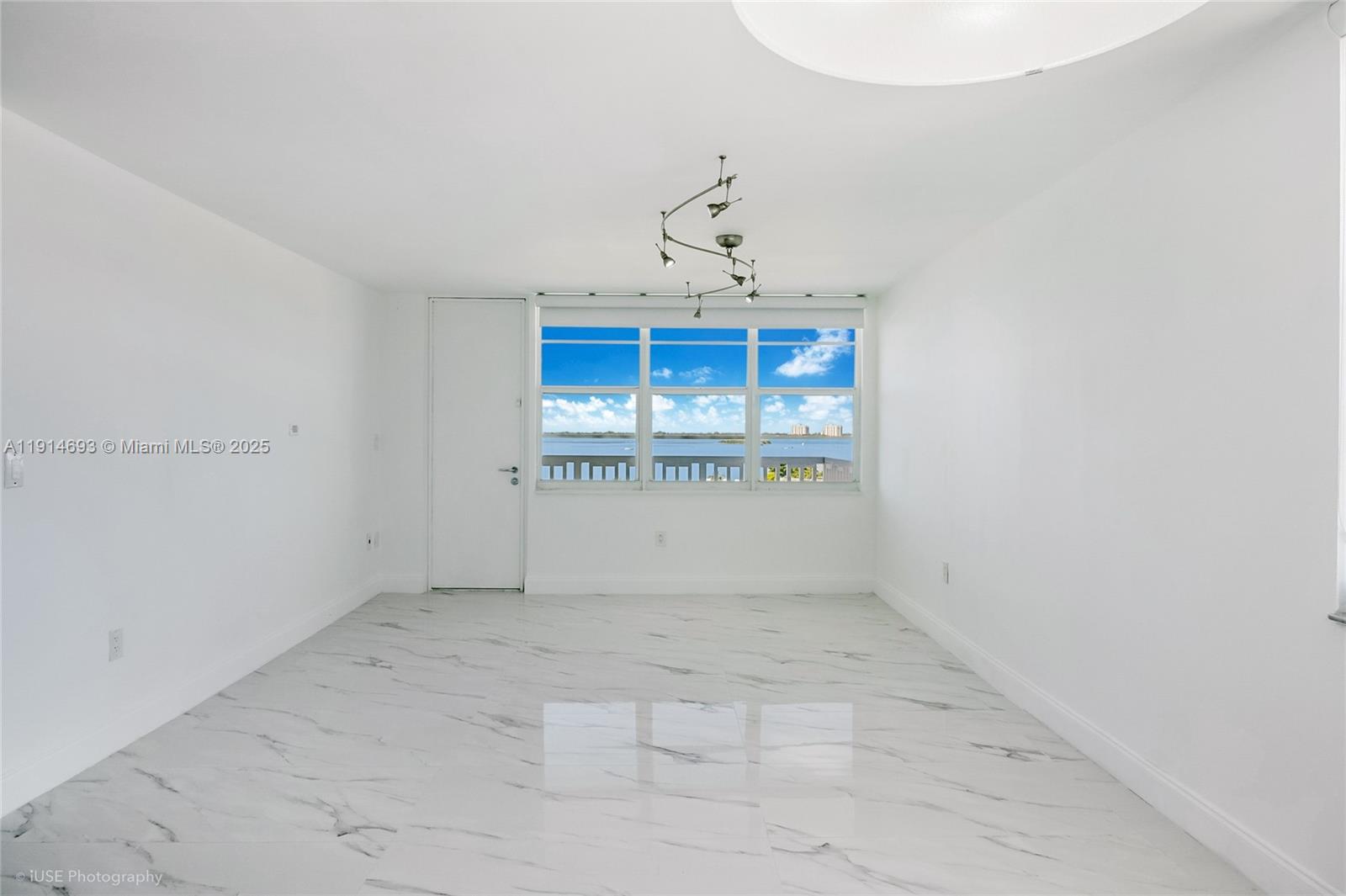 2016 Bay Dr #904 Miami Beach, FL 33141