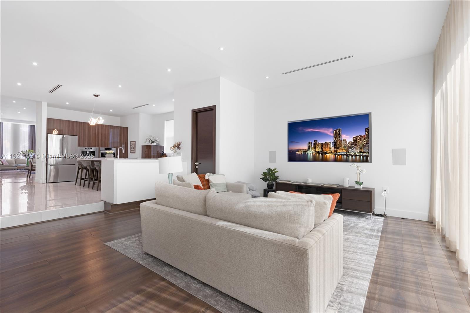 2420 SW 24th St Miami, FL 33145