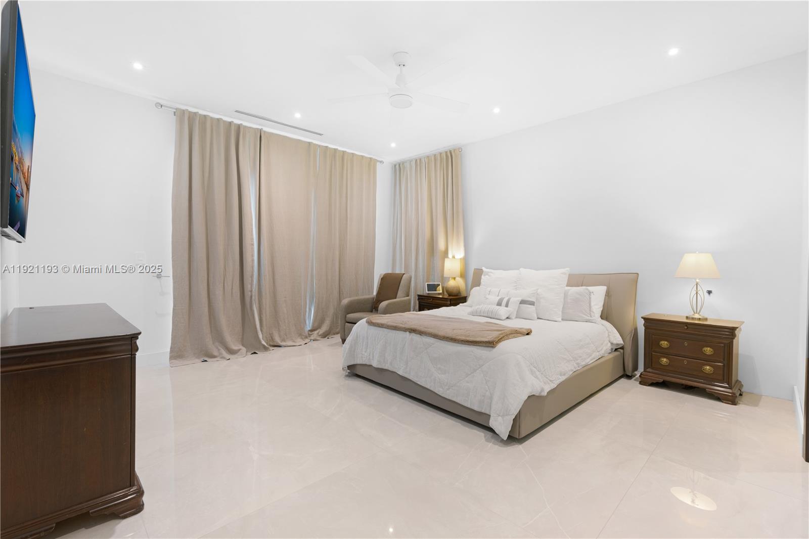 2420 SW 24th St Miami, FL 33145