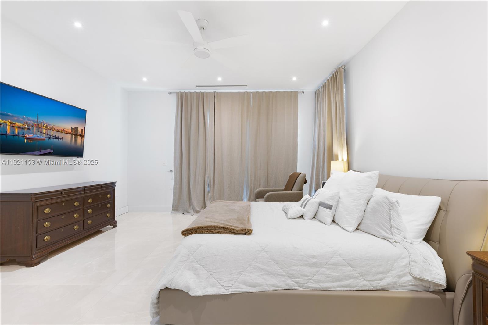 2420 SW 24th St Miami, FL 33145