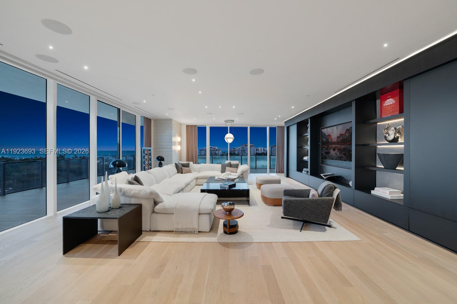 800 S Pointe Dr #801 Miami Beach, FL 33139