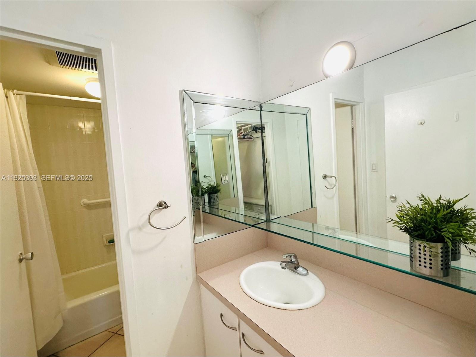 100 Lincoln Rd #1427 Miami Beach, FL 33139