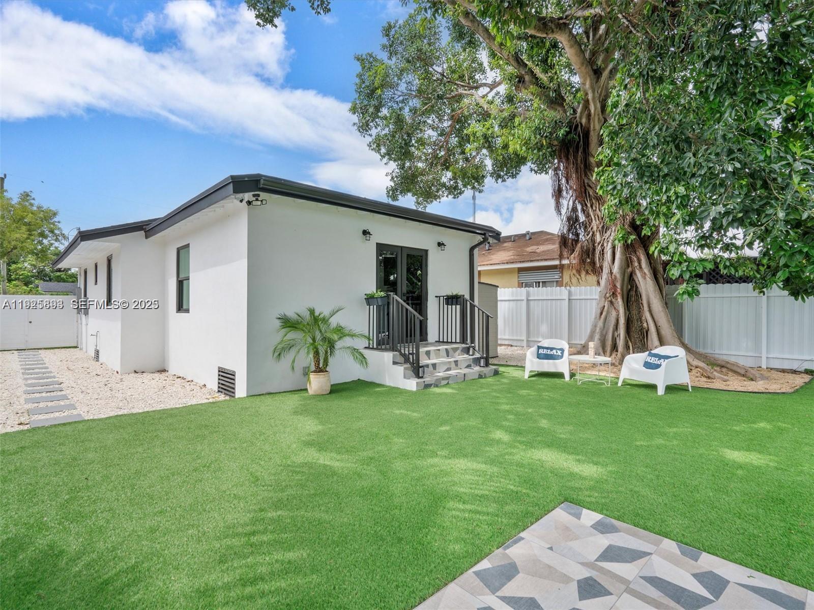 2171 NW 49th St Miami, FL 33142