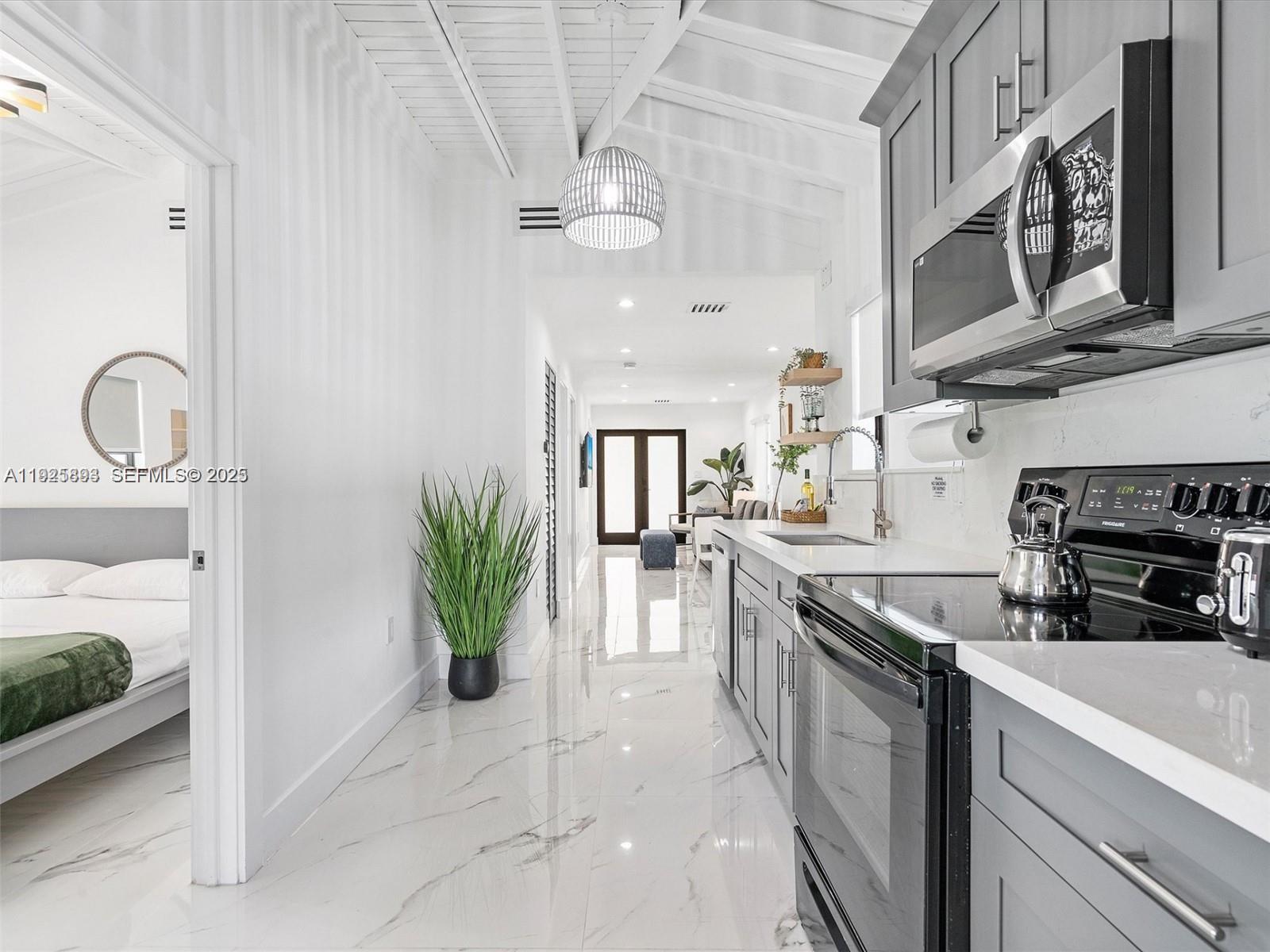 2171 NW 49th St Miami, FL 33142