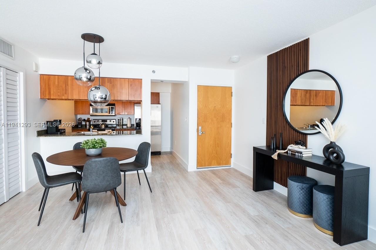 1200 Brickell Bay Dr #3524 Miami, FL 33131