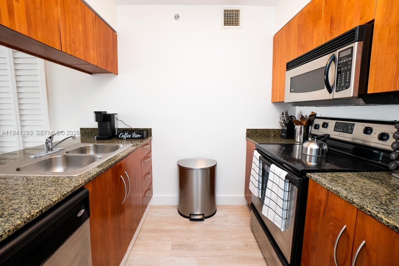 1200 Brickell Bay Dr #3524 Miami, FL 33131