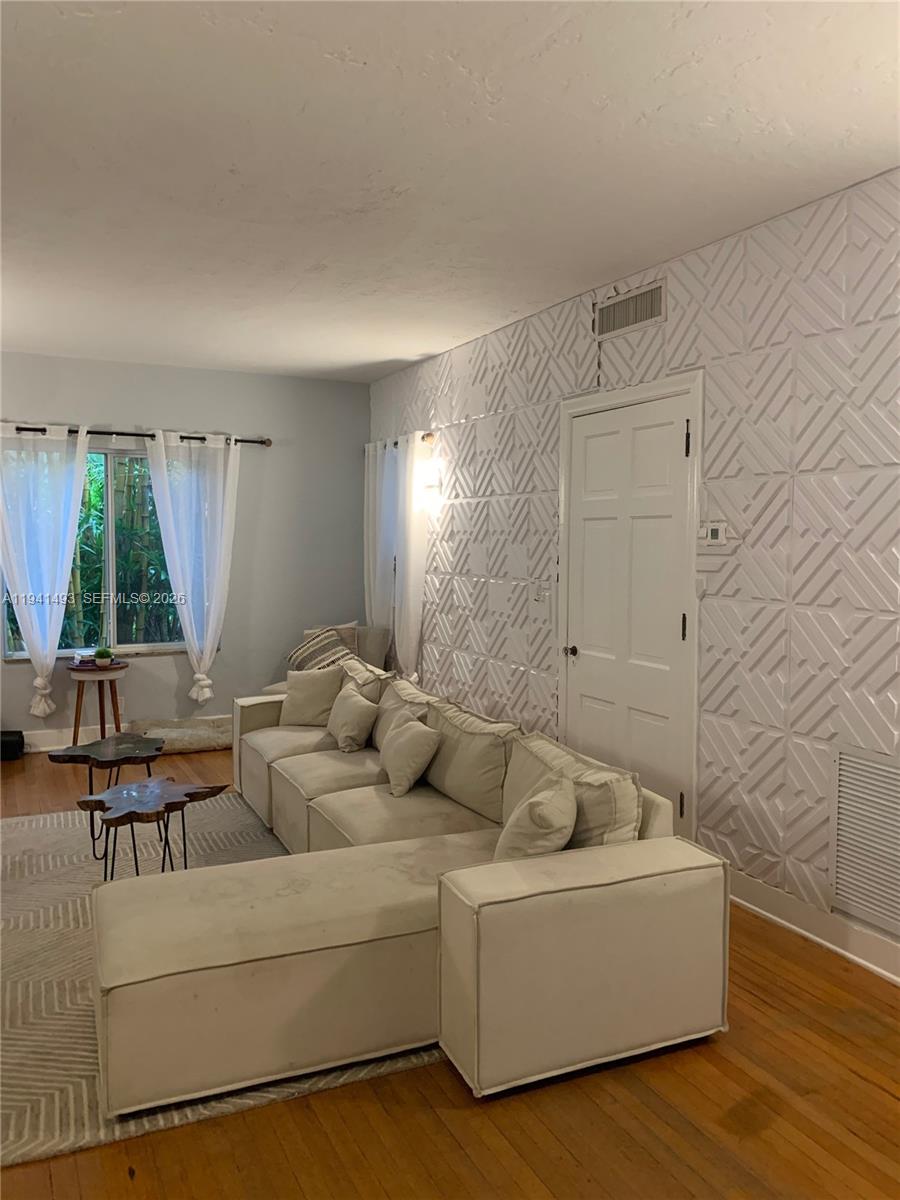 329 W 28th St Miami Beach, FL 33140