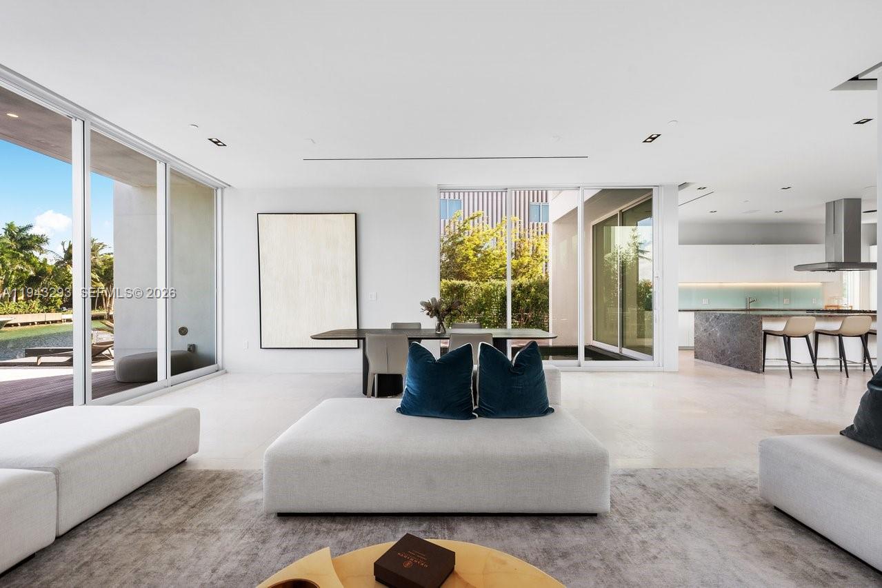 1011 W 48th St Miami Beach, FL 33140