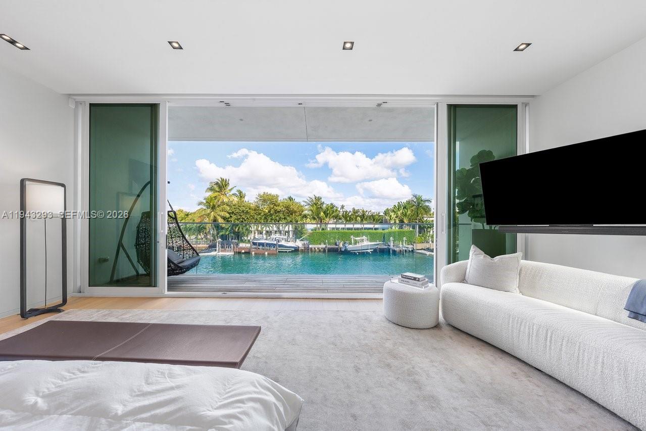 1011 W 48th St Miami Beach, FL 33140