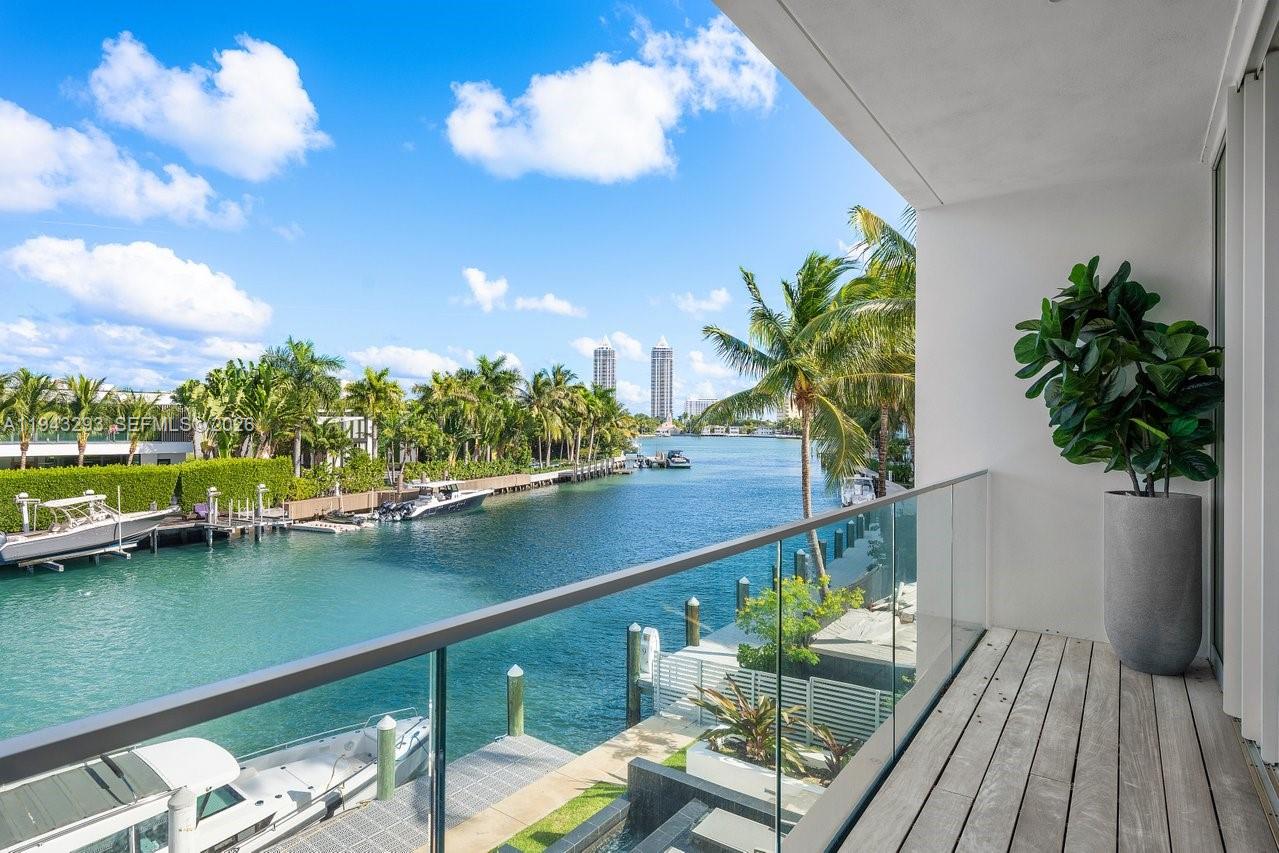 1011 W 48th St Miami Beach, FL 33140