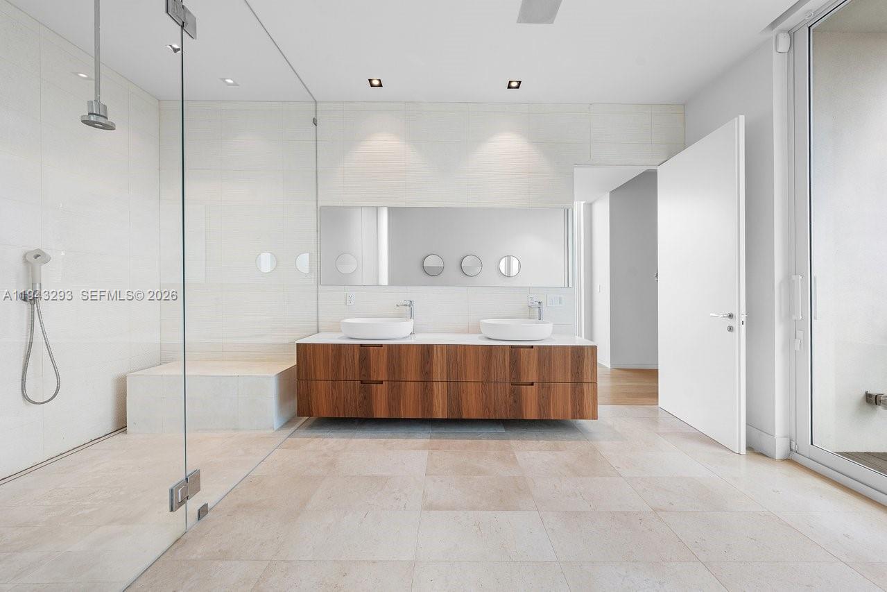 1011 W 48th St Miami Beach, FL 33140