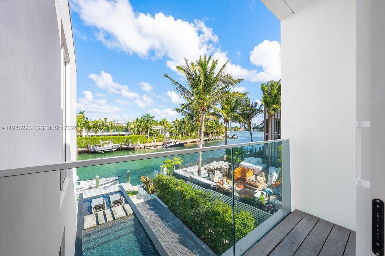 1011 W 48th St Miami Beach, FL 33140