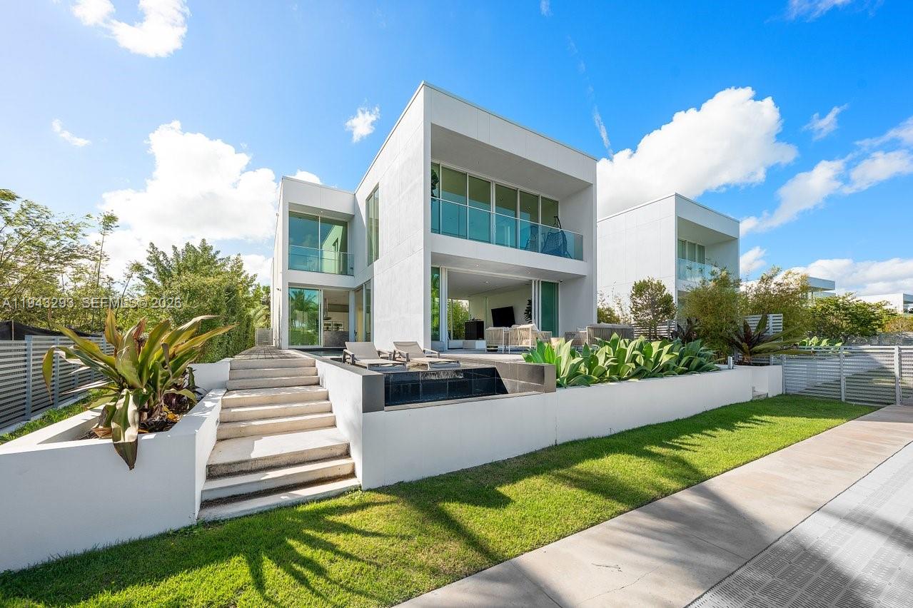 1011 W 48th St Miami Beach, FL 33140