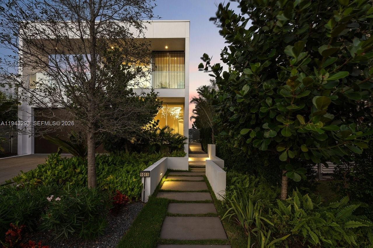 1011 W 48th St Miami Beach, FL 33140