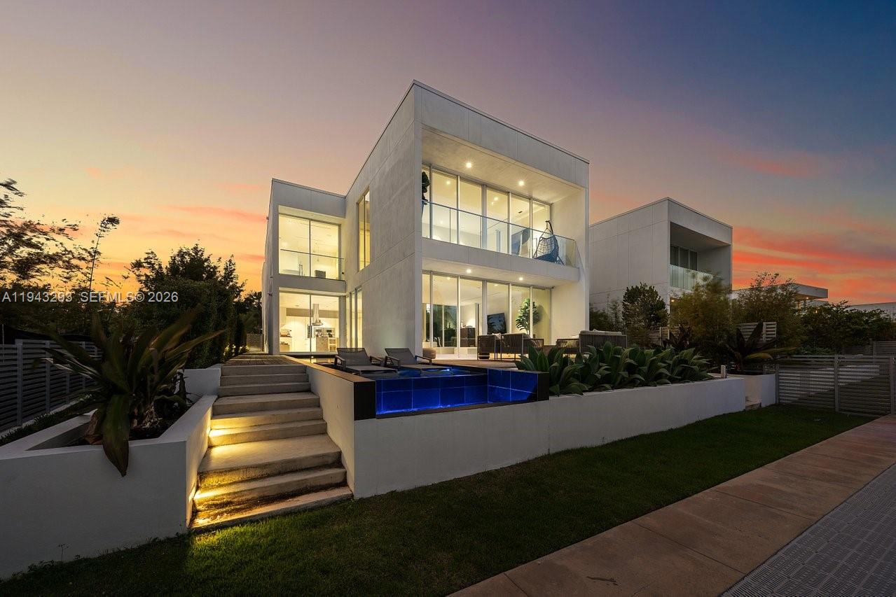 1011 W 48th St Miami Beach, FL 33140