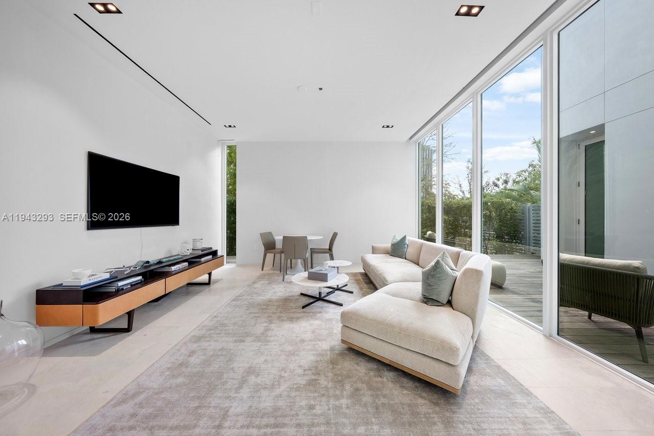 1011 W 48th St Miami Beach, FL 33140