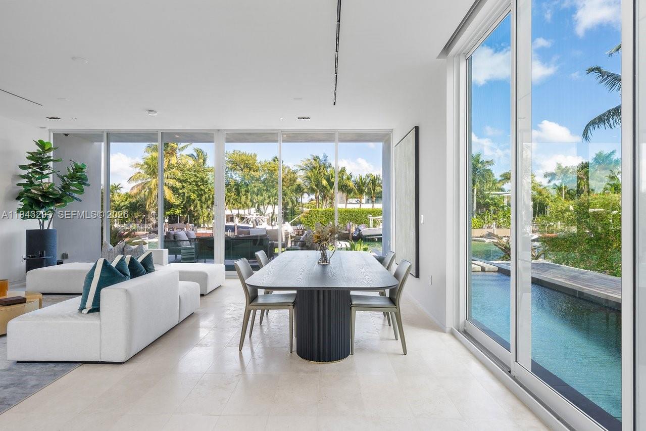 1011 W 48th St Miami Beach, FL 33140