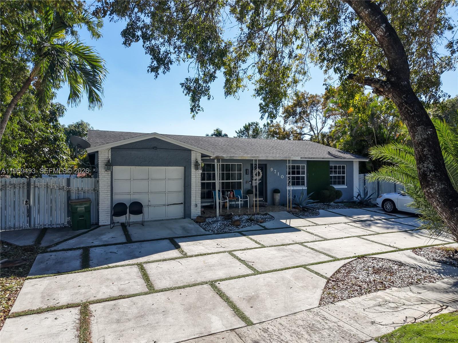 9710 NW 10th St Pembroke Pines, FL 33024