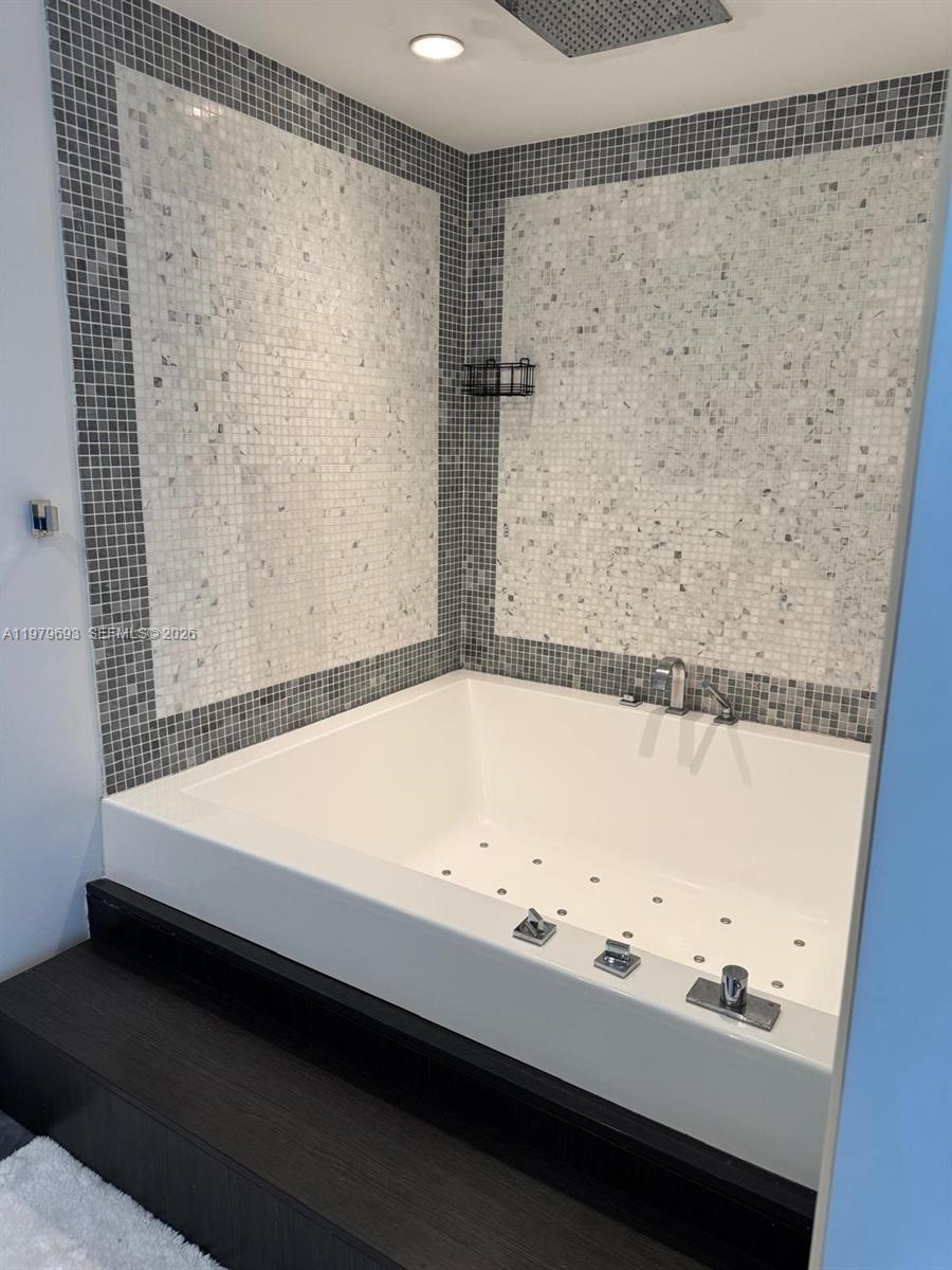 200 Biscayne Blvd Way #3711 Miami, FL 33131