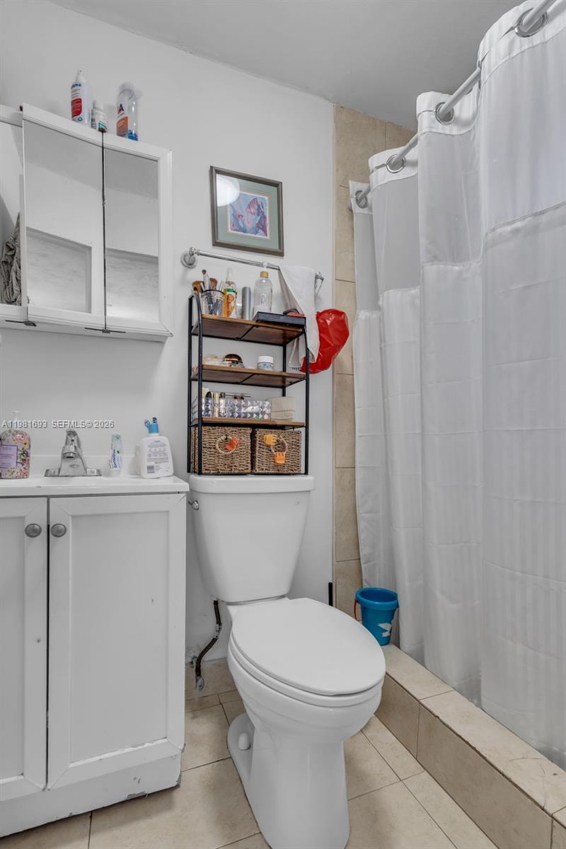 2166 NW 18th St Miami, FL 33125