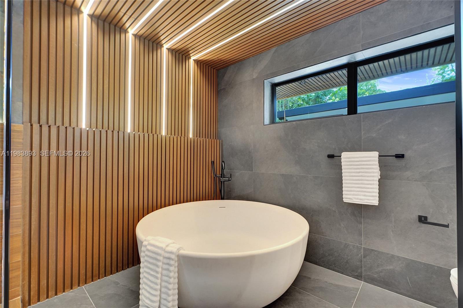 20020 NE 21st Ct Miami, FL 33179