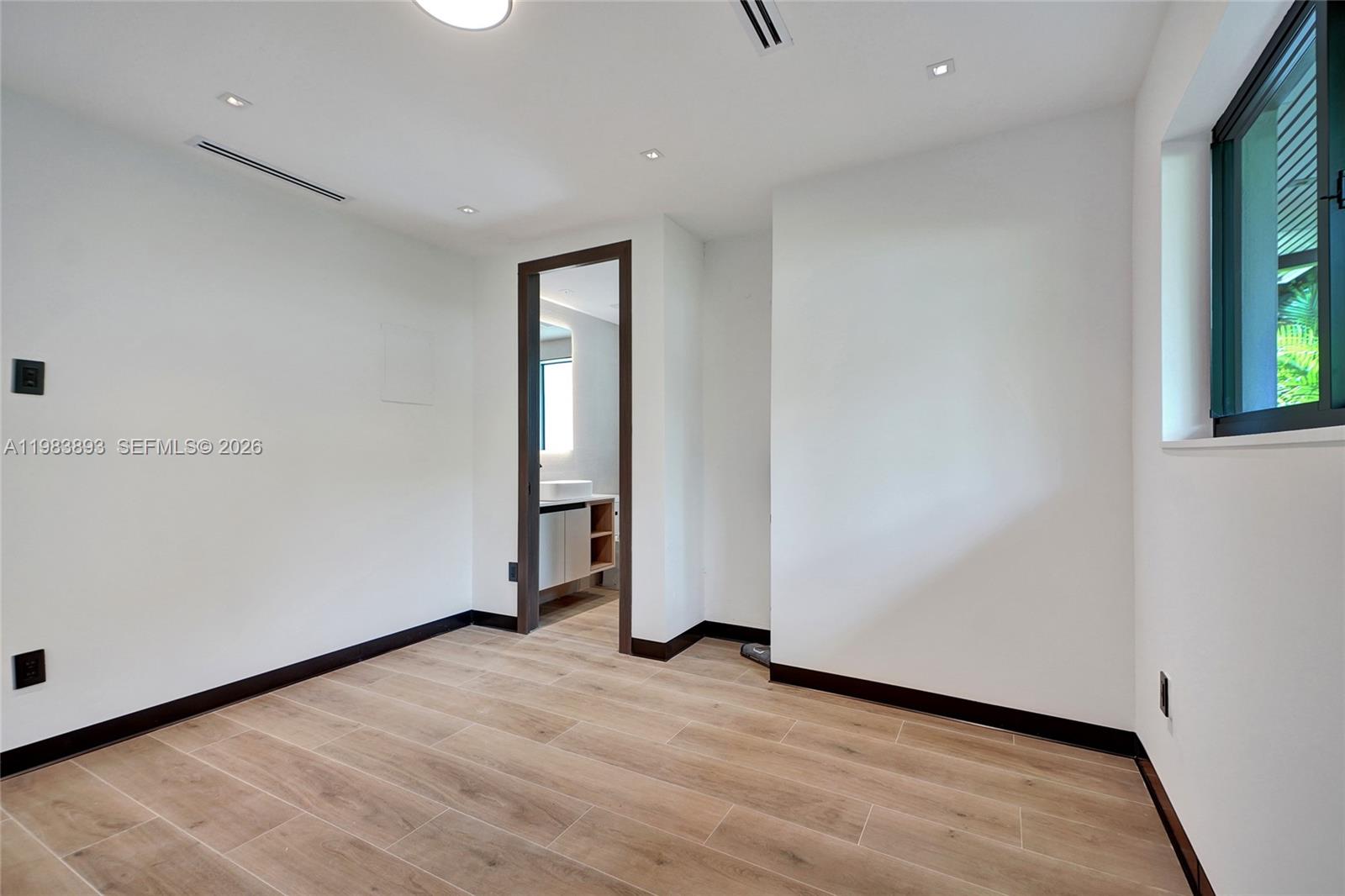 20020 NE 21st Ct Miami, FL 33179