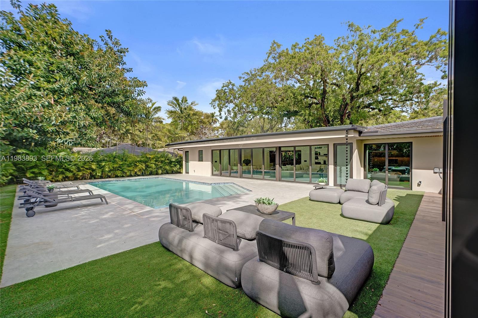 20020 NE 21st Ct Miami, FL 33179