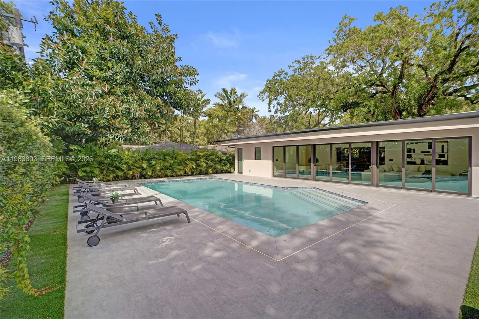 20020 NE 21st Ct Miami, FL 33179