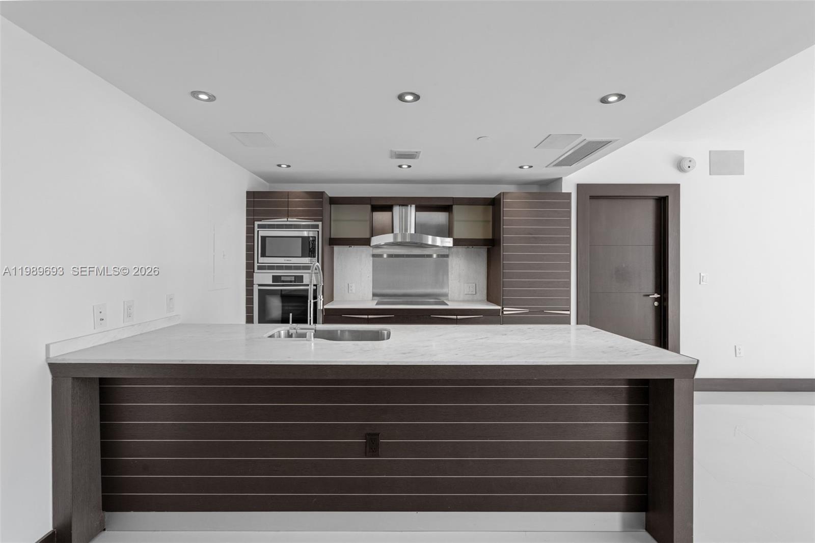 200 Biscayne Blvd Way #3707 Miami, FL 33131