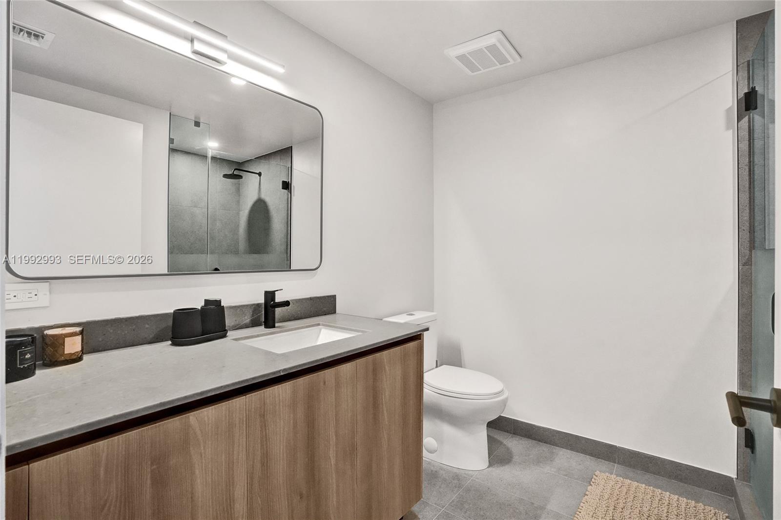 121 NE 5th #1404 Miami, FL 33132