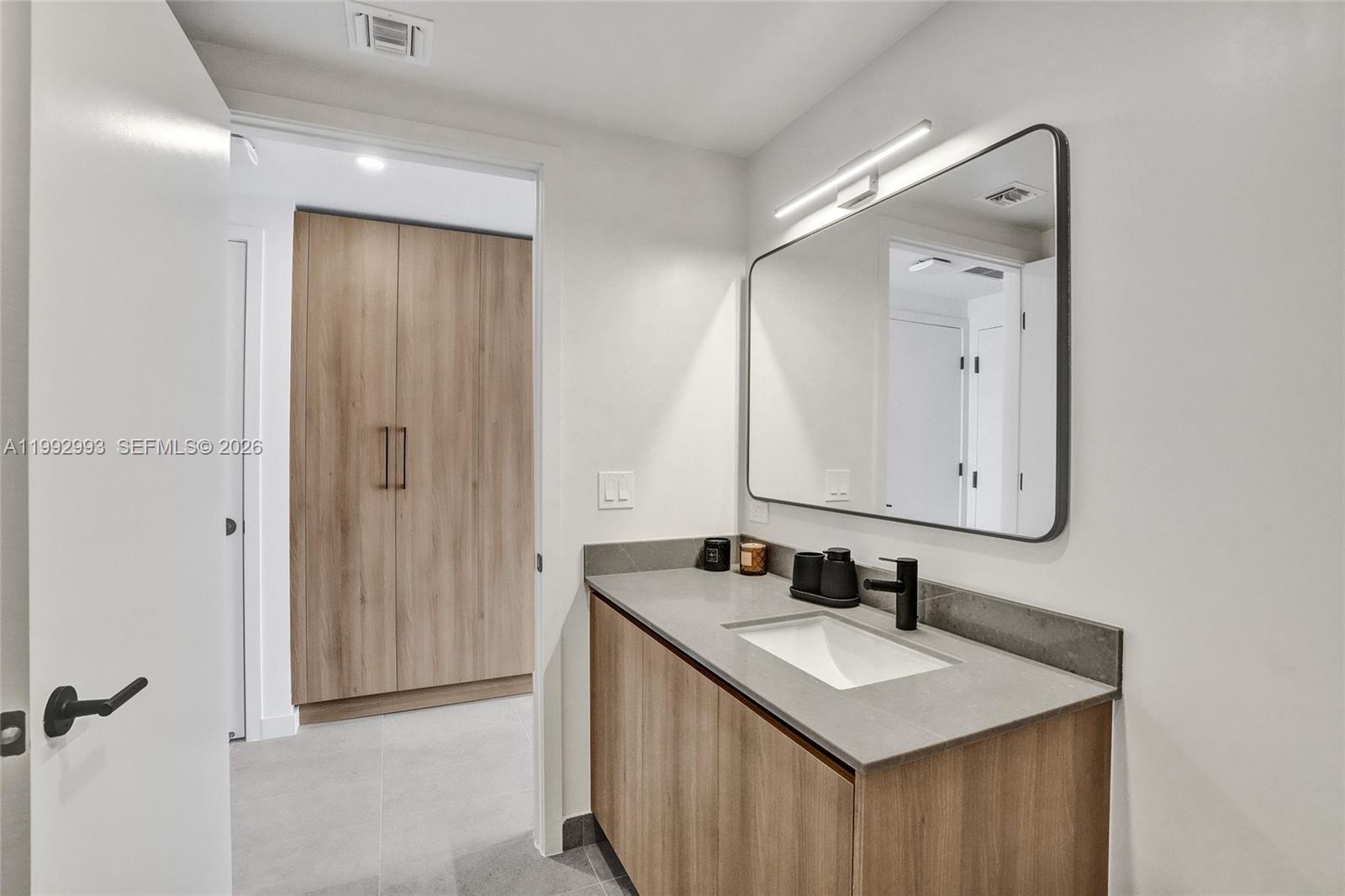 121 NE 5th #1404 Miami, FL 33132