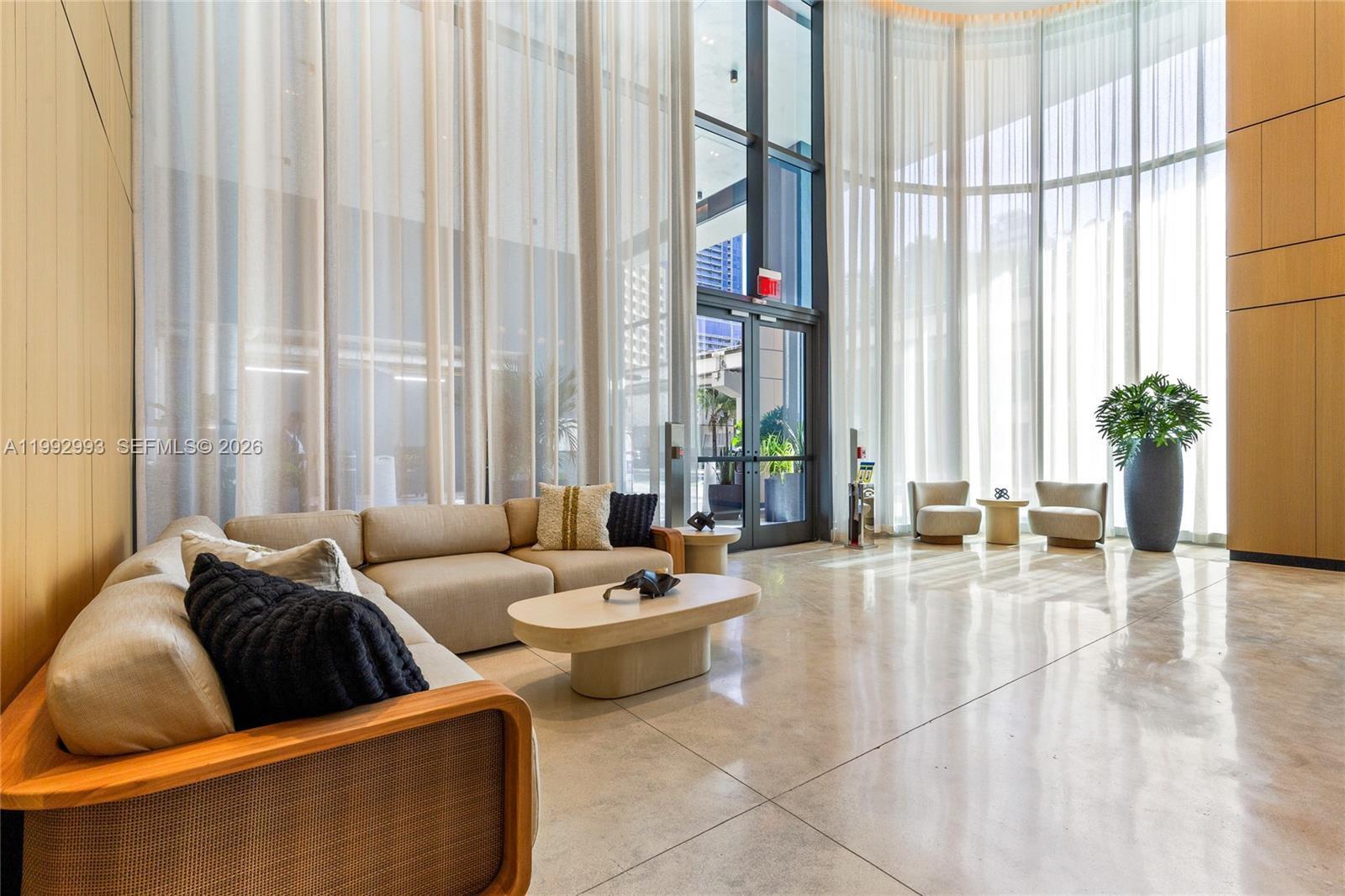 121 NE 5th #1404 Miami, FL 33132