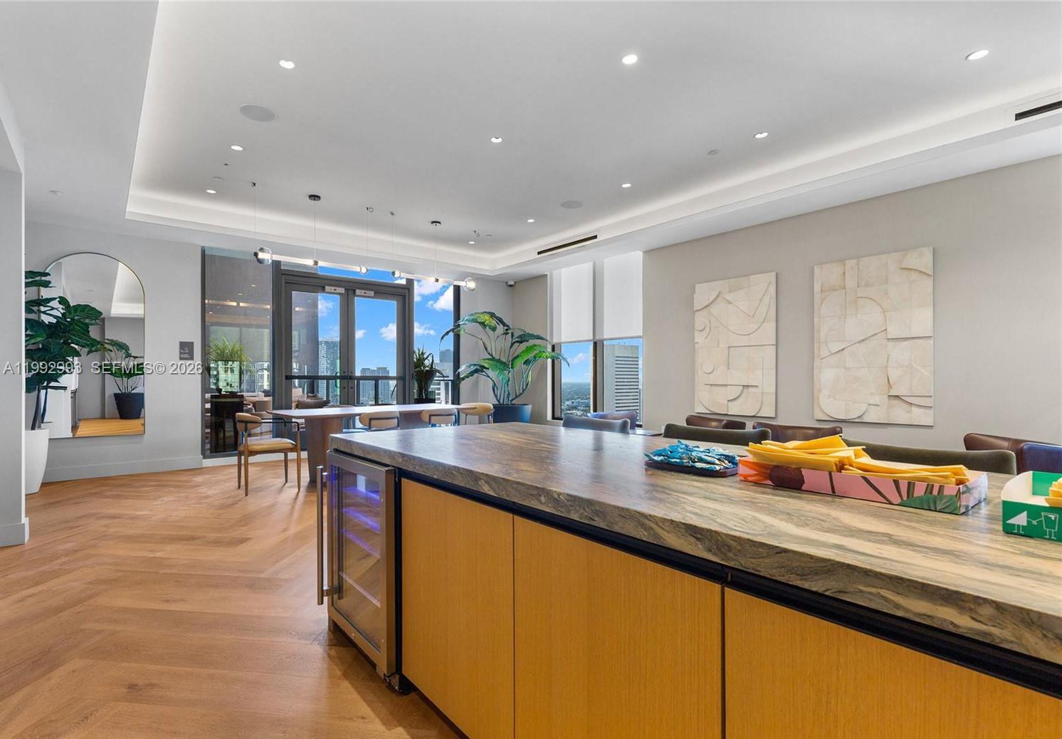 121 NE 5th #1404 Miami, FL 33132