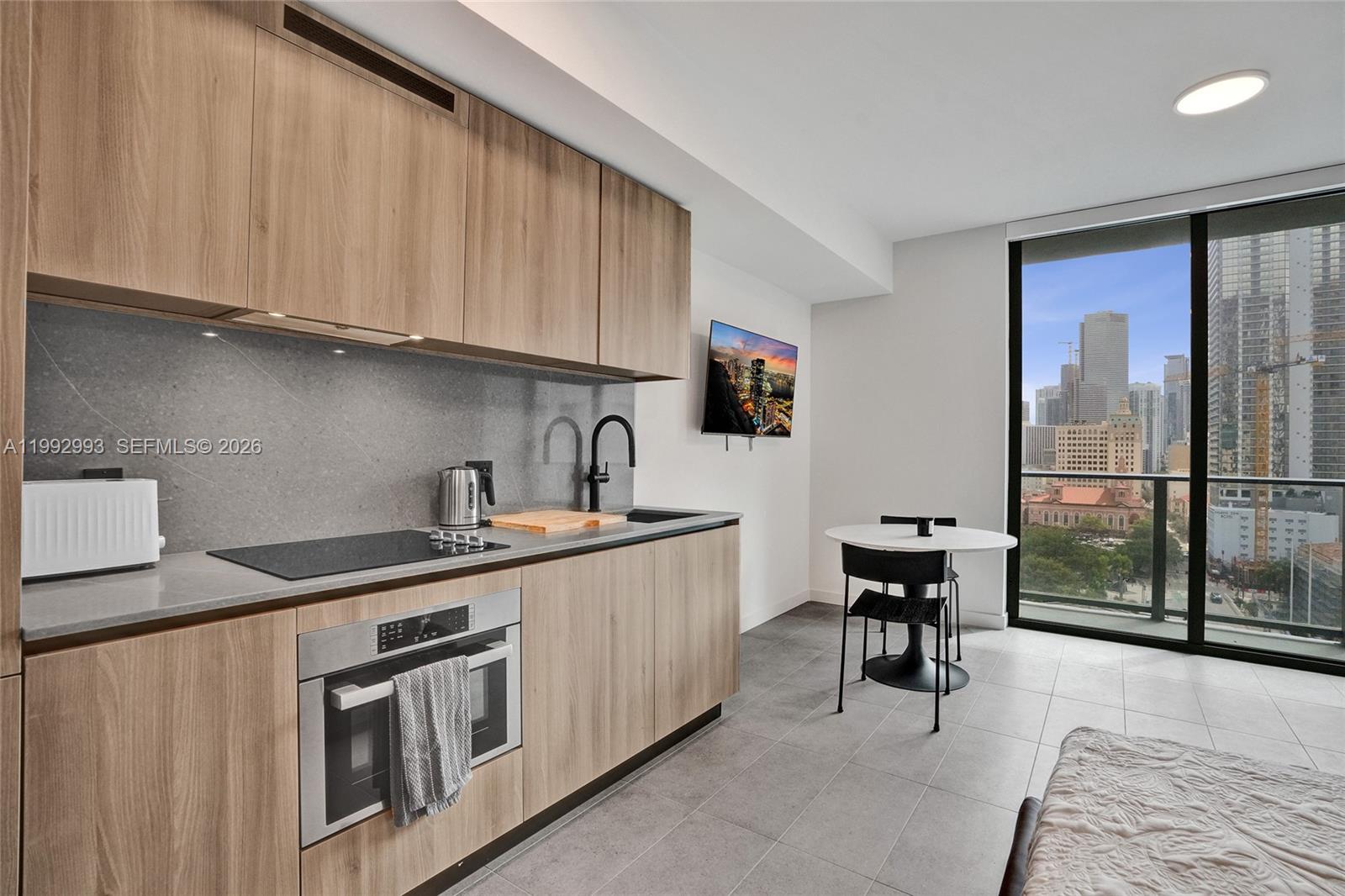 121 NE 5th #1404 Miami, FL 33132