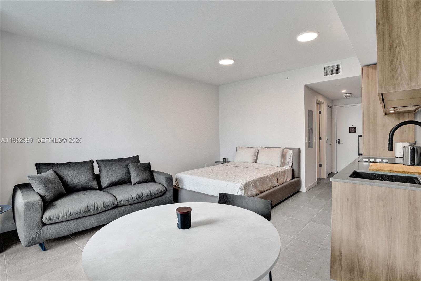 121 NE 5th #1404 Miami, FL 33132