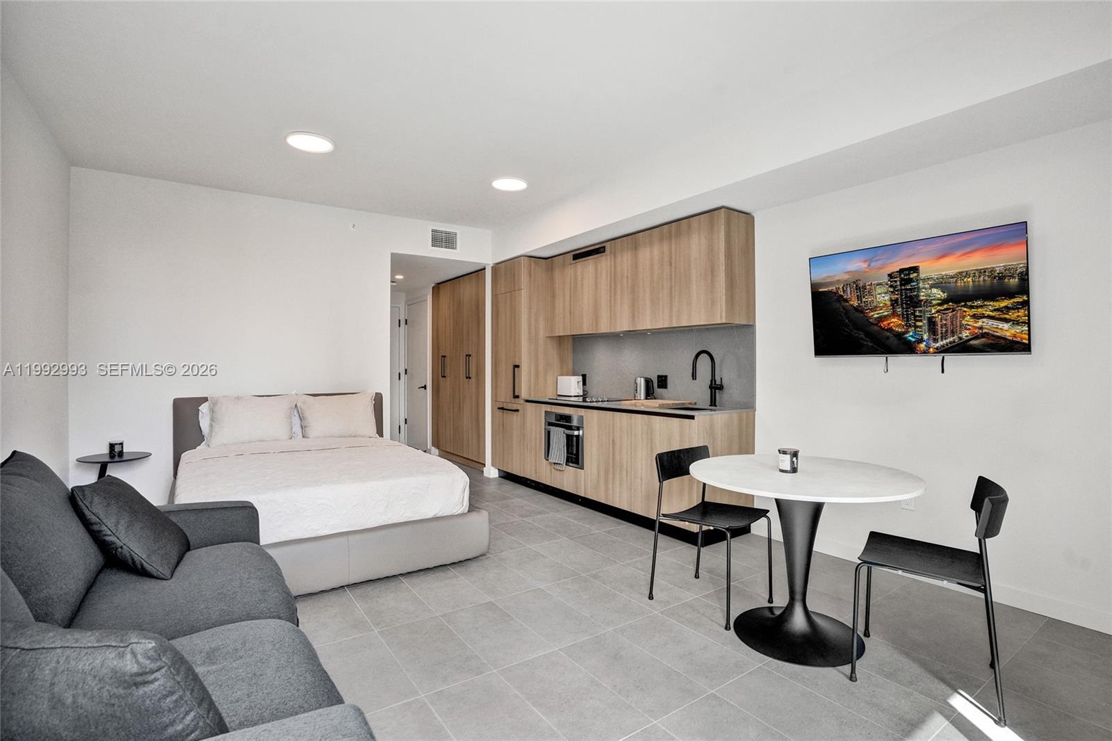 121 NE 5th #1404 Miami, FL 33132