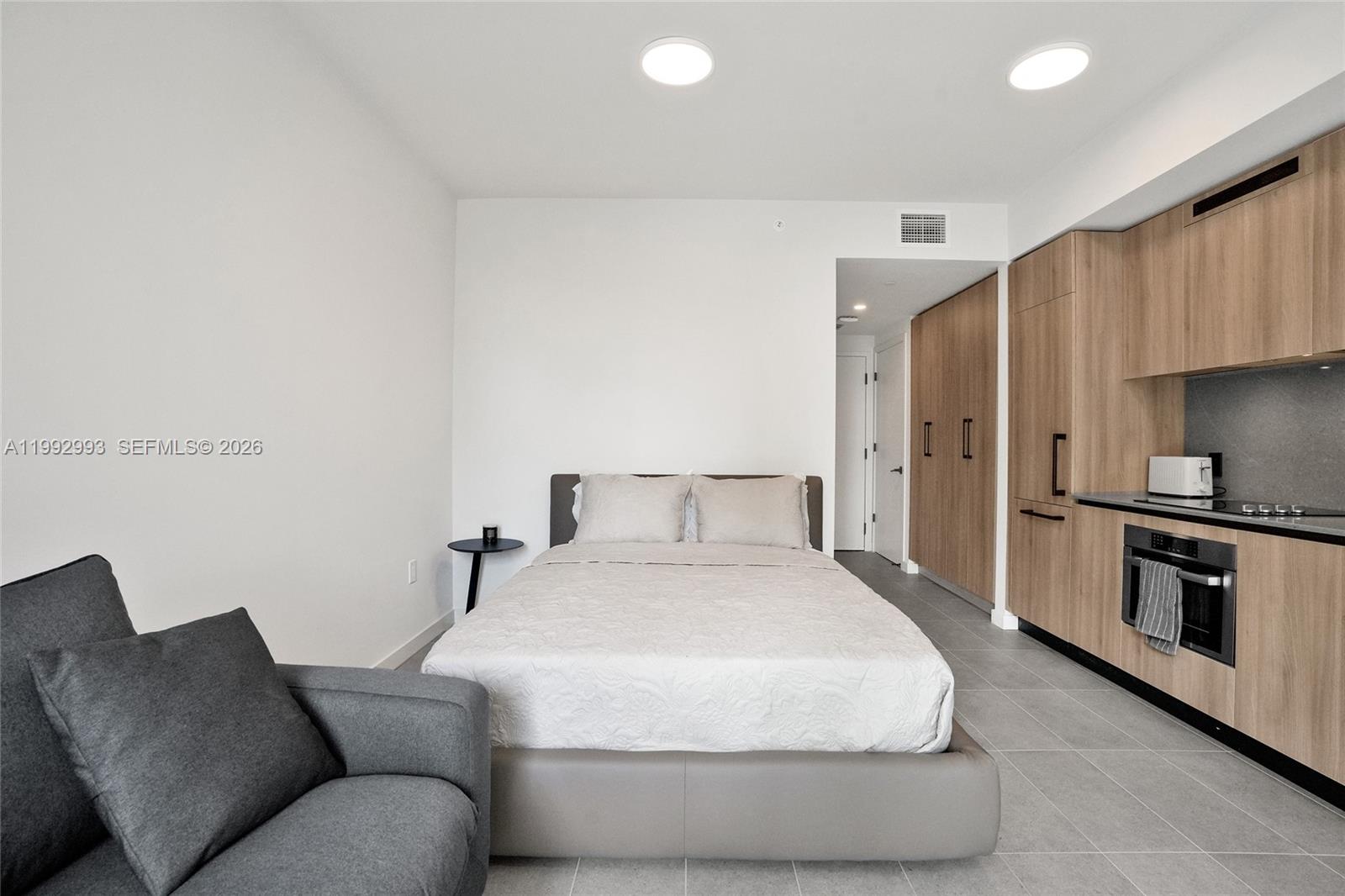 121 NE 5th #1404 Miami, FL 33132