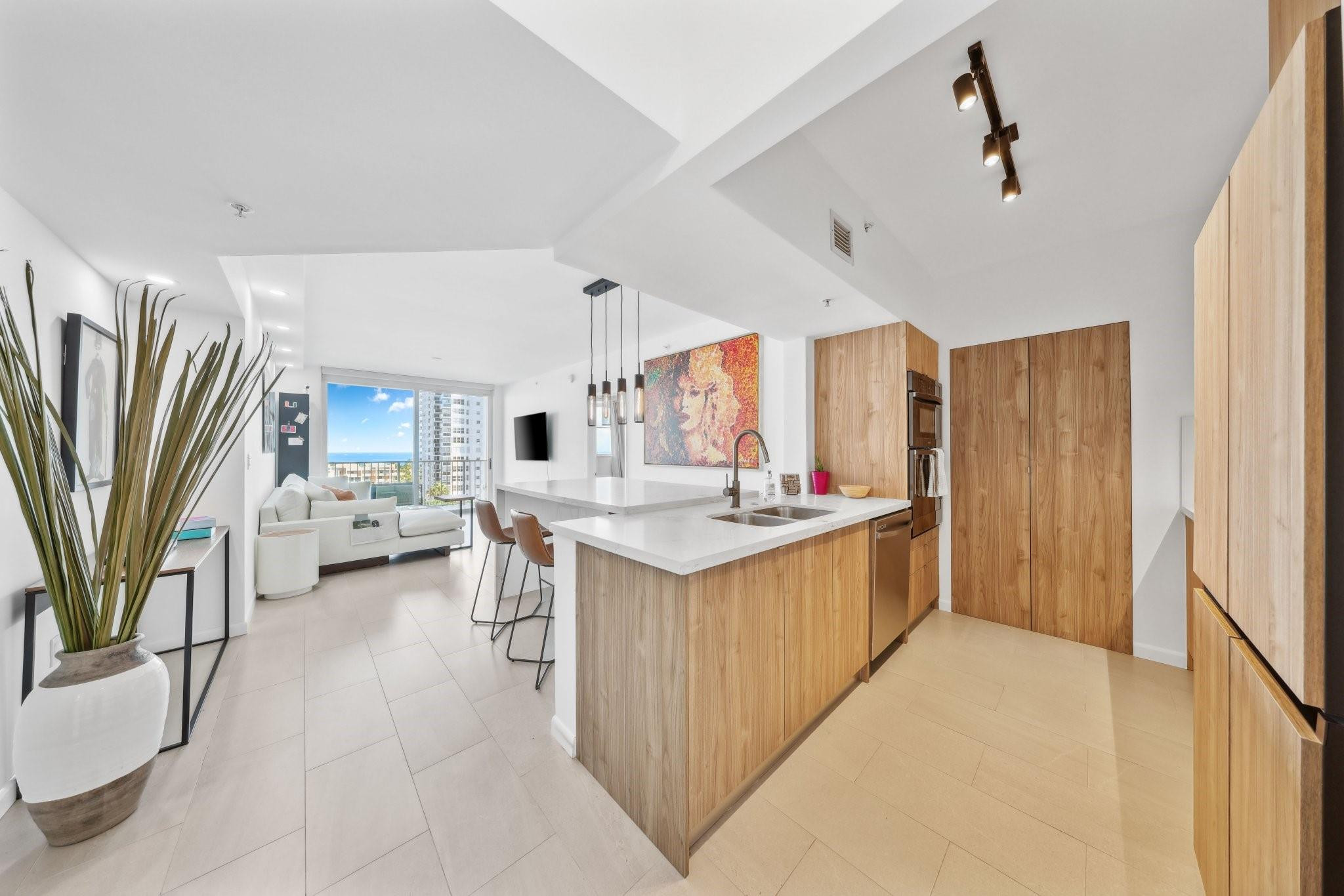 3020 NE 32nd #903