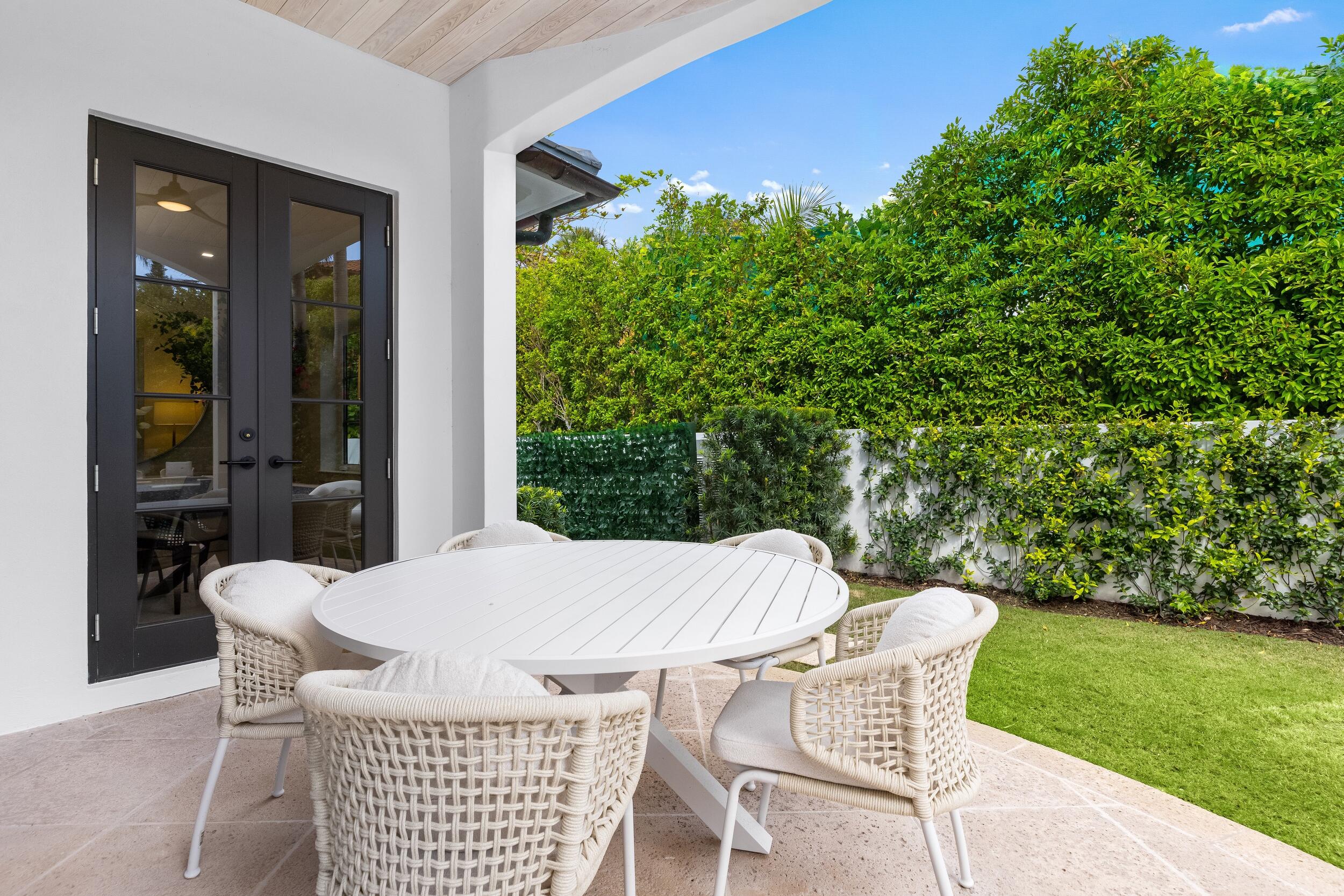 125 Via Vizcaya Palm Beach, FL 33480