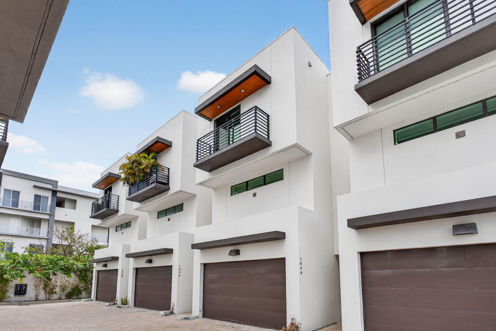 1044 N Victoria Park