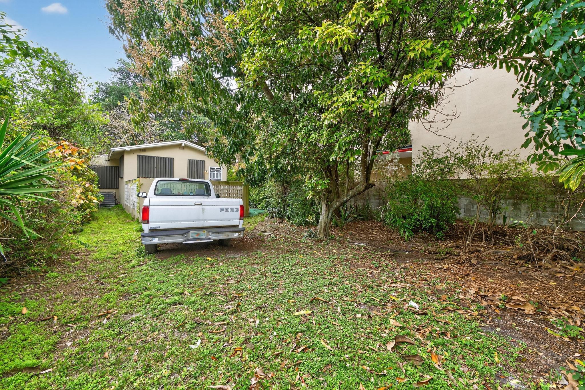 975 SW 37th Miami, FL 33135