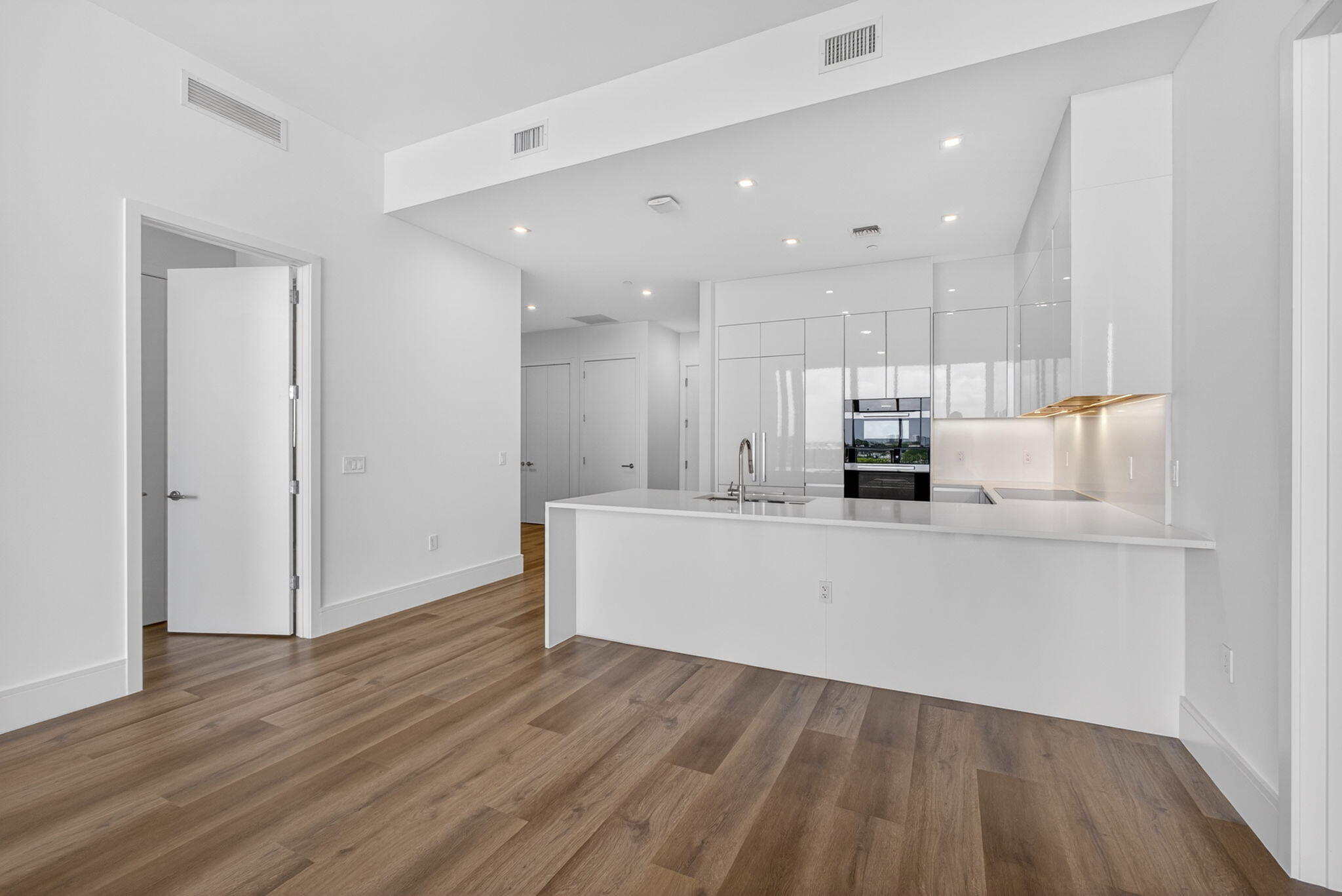 220 Lake Shr #617 Lake Park, FL 33403