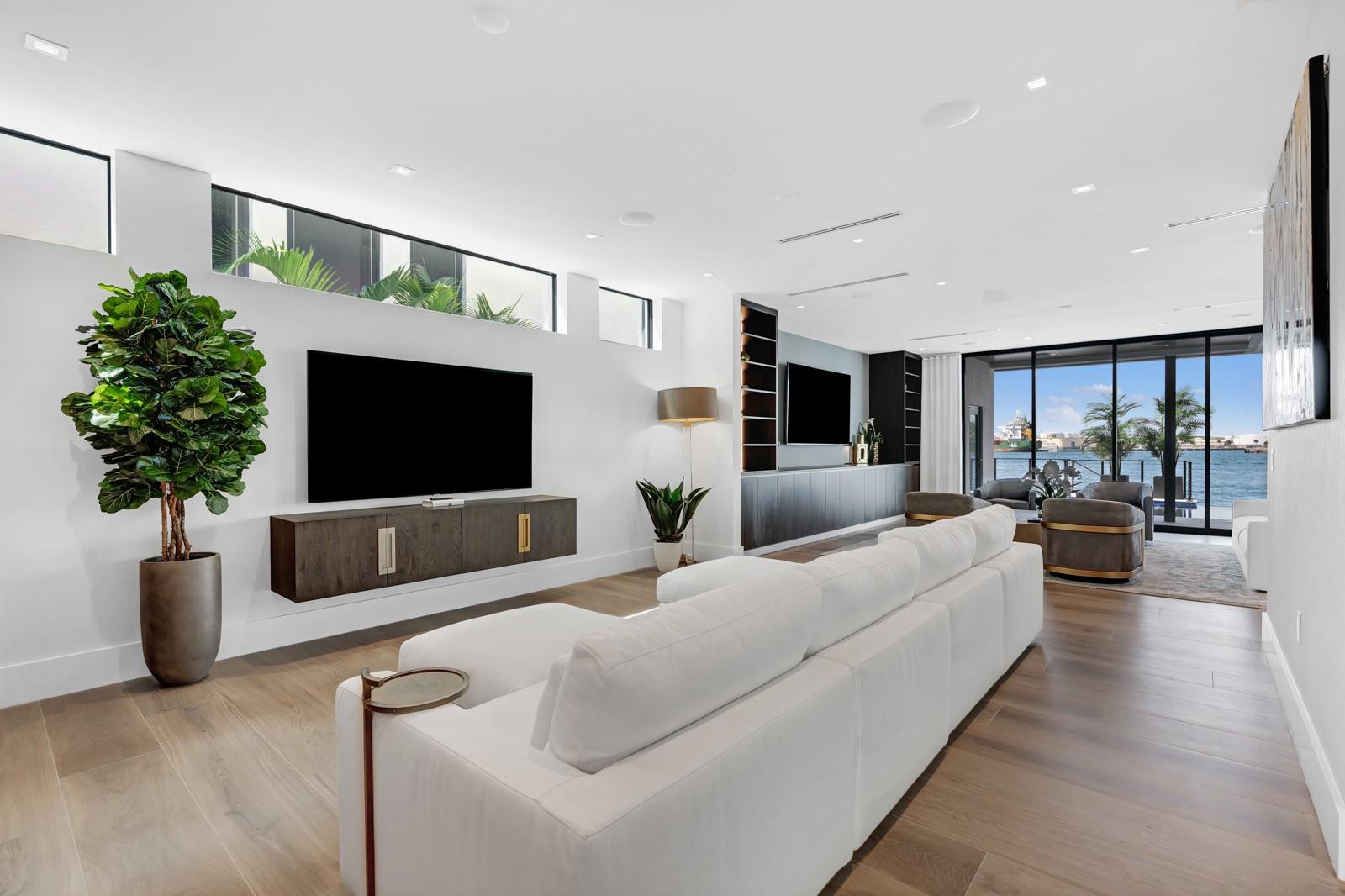 1957 Harbourview Dr Fort Lauderdale, FL 33316