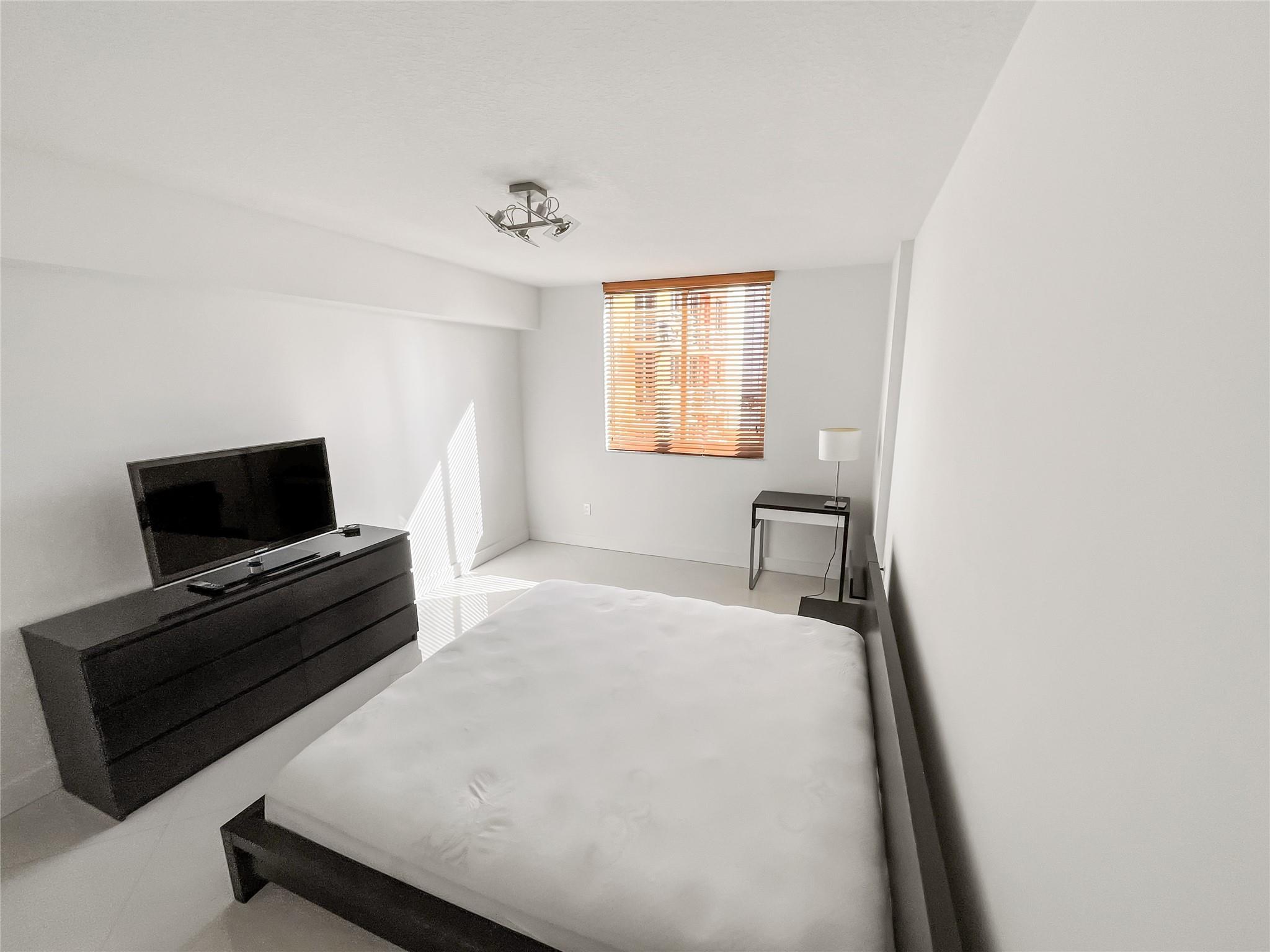 image The Venture at Aventura2