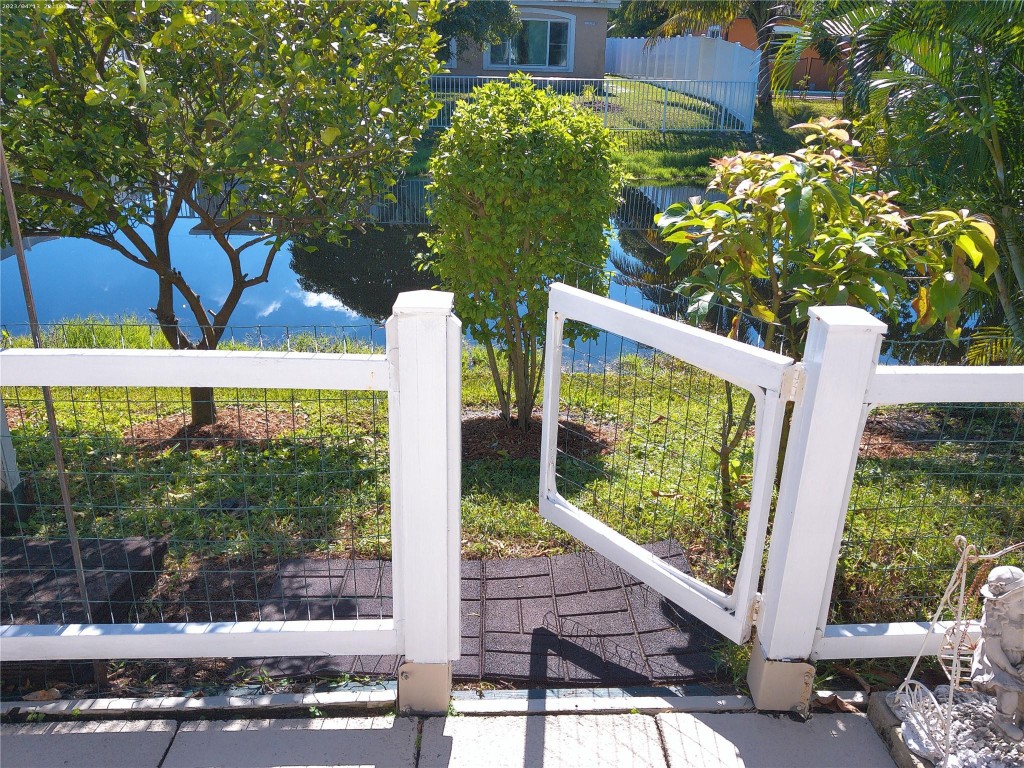 4600 NW 43rd Lauderdale Lakes, FL 33319