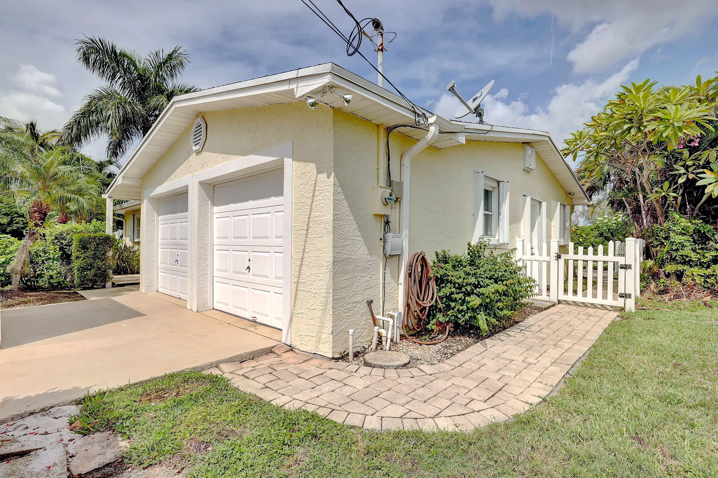 1495 SW Egret Way