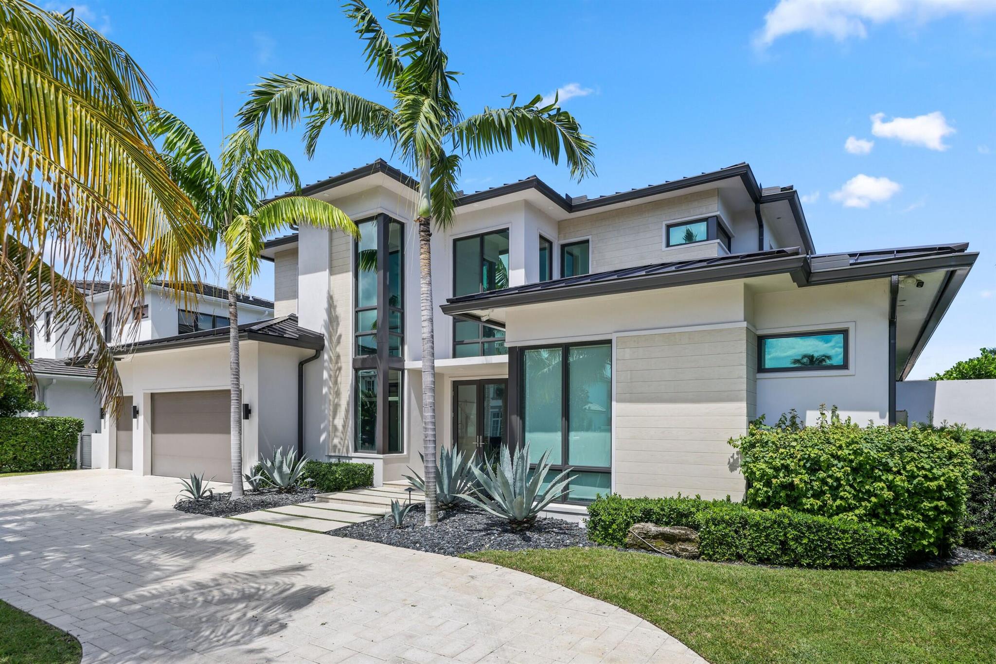 933 Allamanda Dr